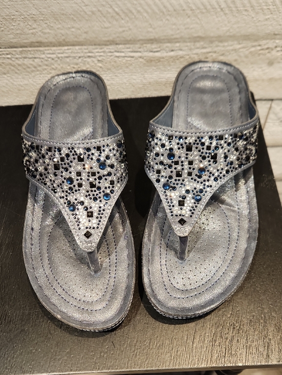 Shoes - EUC Women’s Embellished Silver Thong Sandals SZ 9